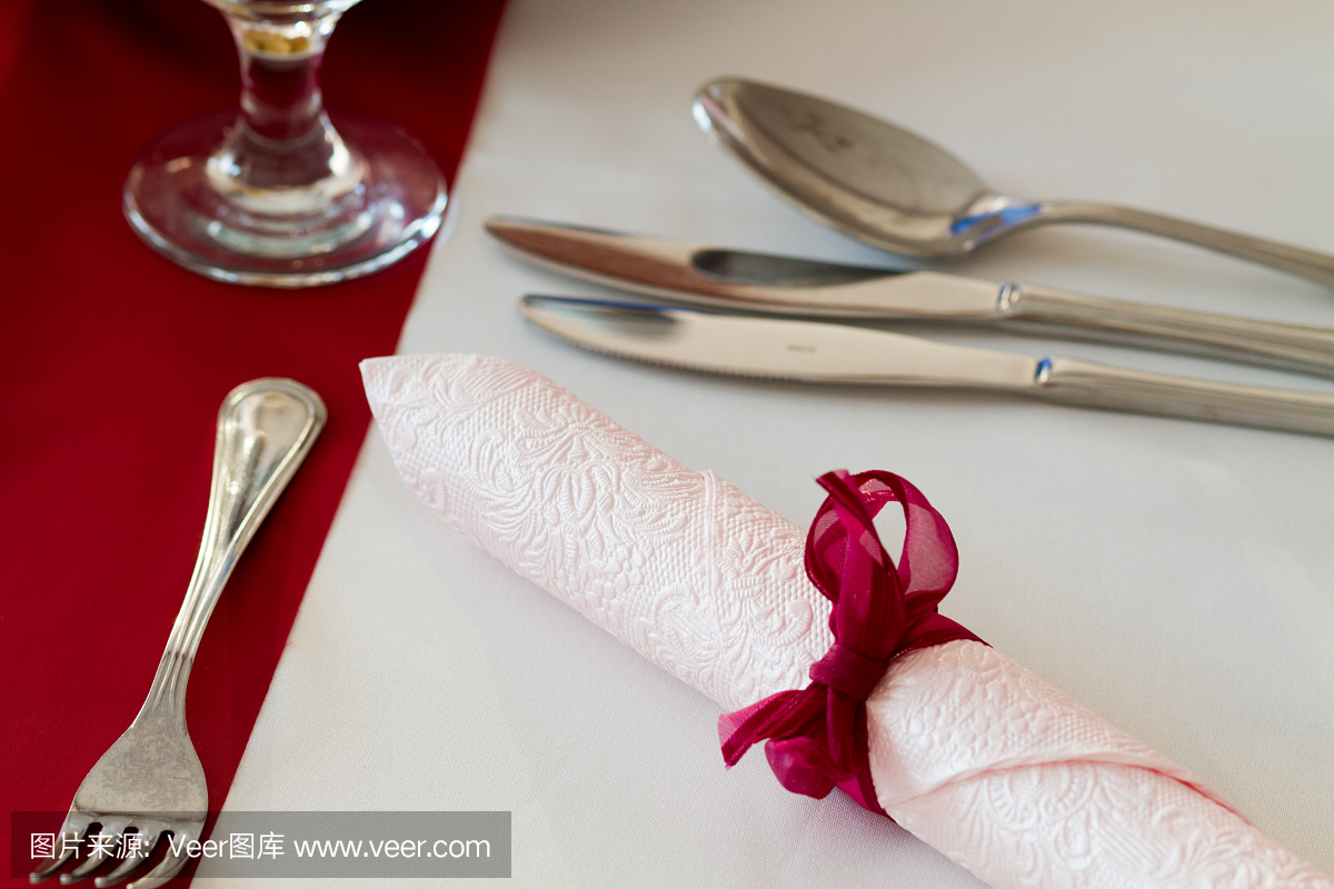 桌上的餐巾,婚礼装饰